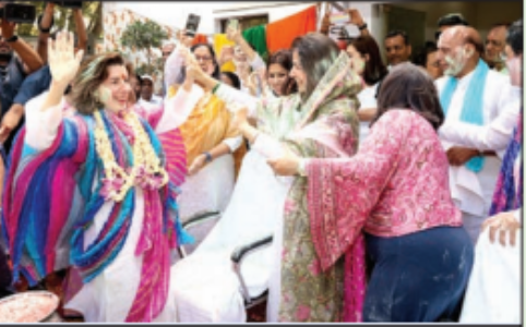 देश के कई हिस्साें में बुधवार काे मनाई गई हाेली