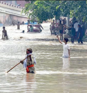 दिल्ली अभी भी बाढ़ से बेहाल; लाेगाें की दिनचर्या प्रभावित