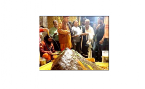 बैन के बावजूद केदारनाथ मंदिर के अंदर फाेटाेग्राफी