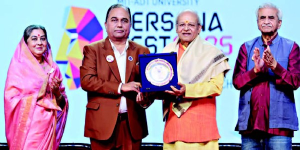 कला सार्वभौमिक है और इसमें सुखी जीवन का आनंद समाहित