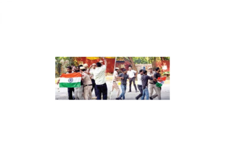 तिरंगा लहराते हुए आशुतोष रांका और सौरख दास जंतर-मंतर से हिरासत में
