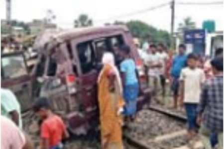 स्कूल वैन ट्रेन की चपेट में आयी, 3 छात्राें सहित 5 लाेगाें की माैत